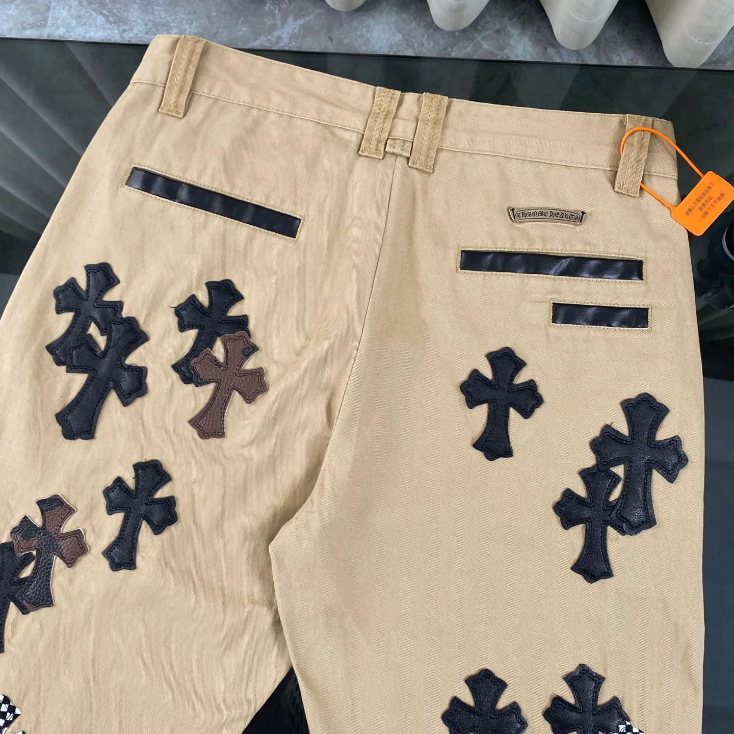 P260 chrome hearts new style horse hair checkerboard black cross patchwork khaki jeans vi Top heavy industry fashionable design] Consistent high street luxury style creation. Speaking of this style, the Zangyin family and GU family are definitely the leading representative brands. Especially the Zangyin family has really achieved a state-of-the-art effect in creating high street style. The unique washed material is used to create this style. The color system is quite eye-catching. After it is decorated with patchwork cross flowers, it cleverly highlights the charm of the brand. Secondly, this style uses classic The classic high-waist cutting design highlights the long legs and fashionable temperament of the upper body. The brand is highly recognizable and the slim fit configuration is more suitable for daily wear. It is a product that interprets personality, fashion, and specifications at a glance. This single product is enough to make any fan excited. It can be a white T-shirt for youthful preppy style, or a tight suspender for lady style. It has strong matching ability and can be easily controlled by men.  [Materials and craftsmanship] Needless to say, this point goes without saying. As an excellent craftsman brand, Zangyin’s requirements for details and craftsmanship are really perfect. The washed color of this model has gone through so many processes, not to mention the embellishment of denim appliques. It is also purely hand-made and sewn. Just like what they believe in, only hand-made things have soul and have the meaning of wear. A top-notch heavy-duty fashionable denim item, I look forward to your perfect interpretation! !  Size:28-36